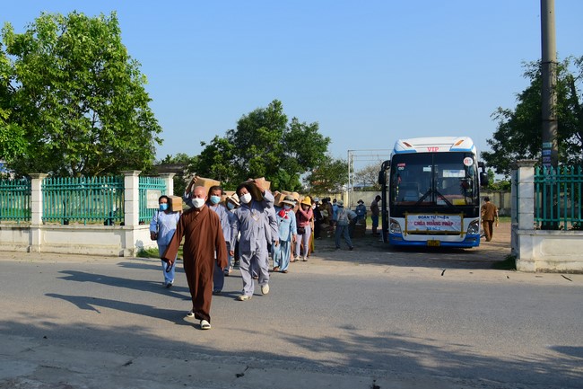 Tặng sách và tham quan trường Trung Học Nam Dương, Nam Định