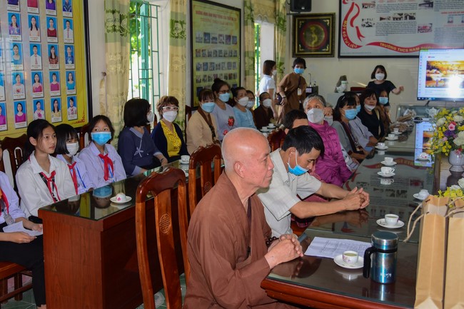 Tặng sách và tham quan trường Trung Học Nam Dương, Nam Định