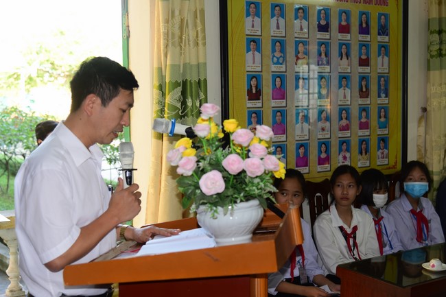 Tặng sách và tham quan trường Trung Học Nam Dương, Nam Định