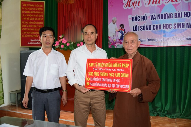 Tặng sách và tham quan trường Trung Học Nam Dương, Nam Định