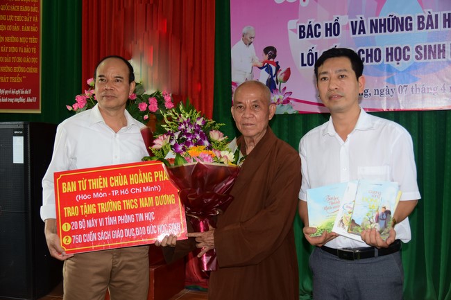 Tặng sách và tham quan trường Trung Học Nam Dương, Nam Định