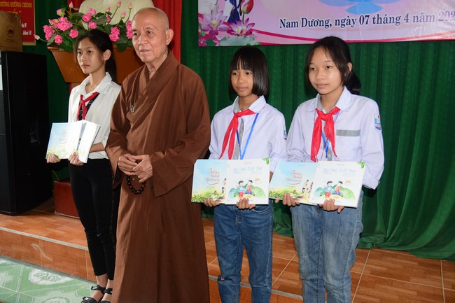 Tặng sách và tham quan trường Trung Học Nam Dương, Nam Định