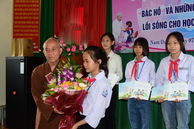 Tặng sách và tham quan trường Trung Học Nam Dương, Nam Định