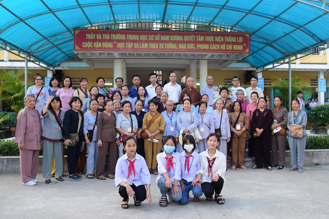 Tặng sách và tham quan trường Trung Học Nam Dương, Nam Định