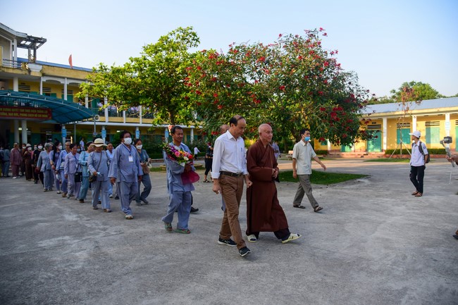 Tặng sách và tham quan trường Trung Học Nam Dương, Nam Định