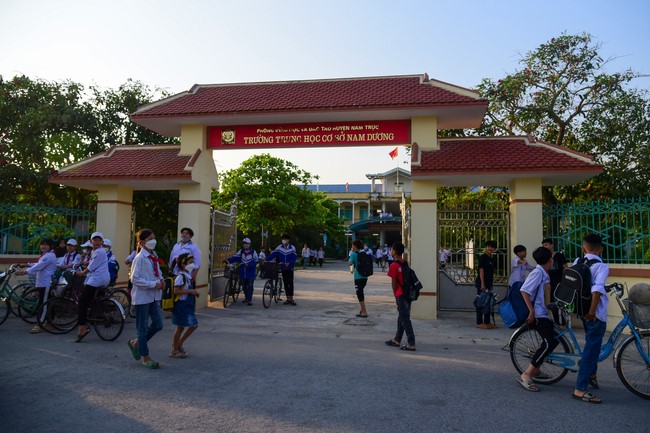 Tặng sách và tham quan trường Trung Học Nam Dương, Nam Định