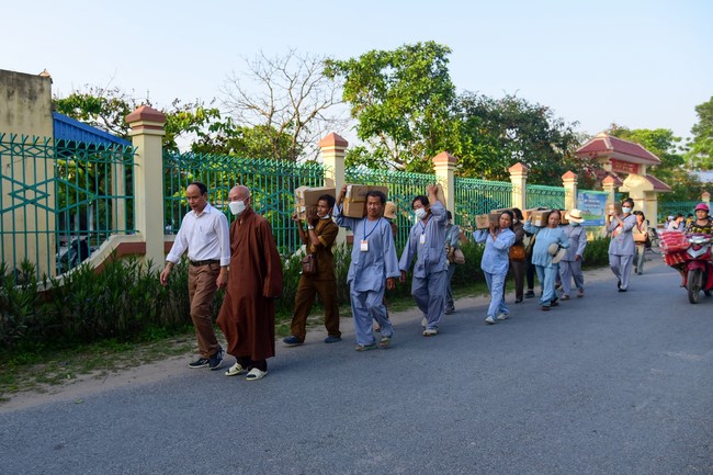 Tặng sách và tham quan trường Trung Học Nam Dương, Nam Định