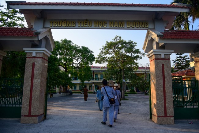 Tặng sách và tham quan trường Trung Học Nam Dương, Nam Định