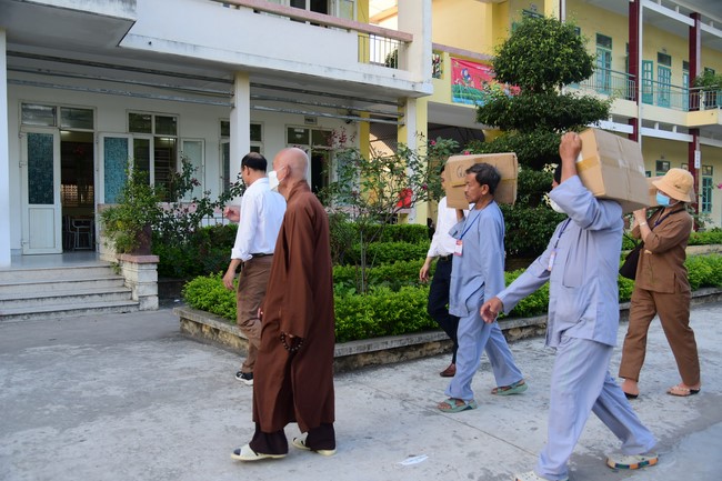 Tặng sách và tham quan trường Trung Học Nam Dương, Nam Định