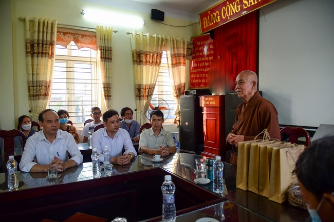 Tặng sách và tham quan trường Trung Học Nam Dương, Nam Định