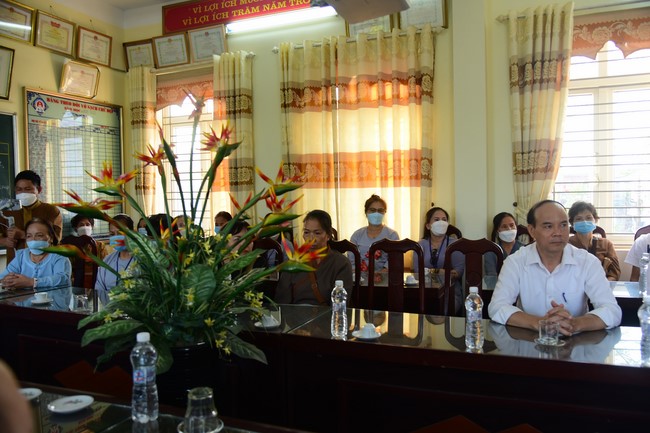 Tặng sách và tham quan trường Trung Học Nam Dương, Nam Định