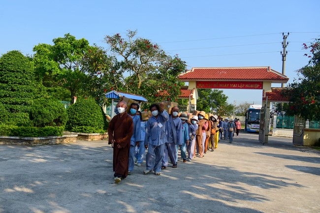 Tặng sách và tham quan trường Trung Học Nam Dương, Nam Định