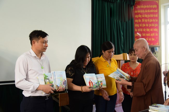 Tặng sách và tham quan trường Trung Học Nam Dương, Nam Định