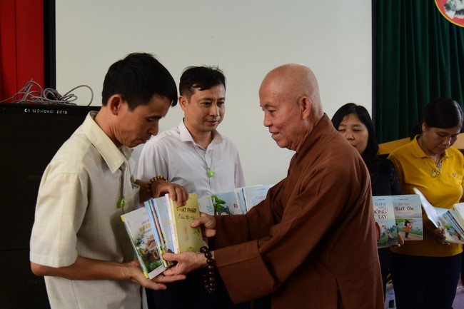 Tặng sách và tham quan trường Trung Học Nam Dương, Nam Định