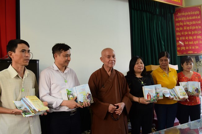 Tặng sách và tham quan trường Trung Học Nam Dương, Nam Định