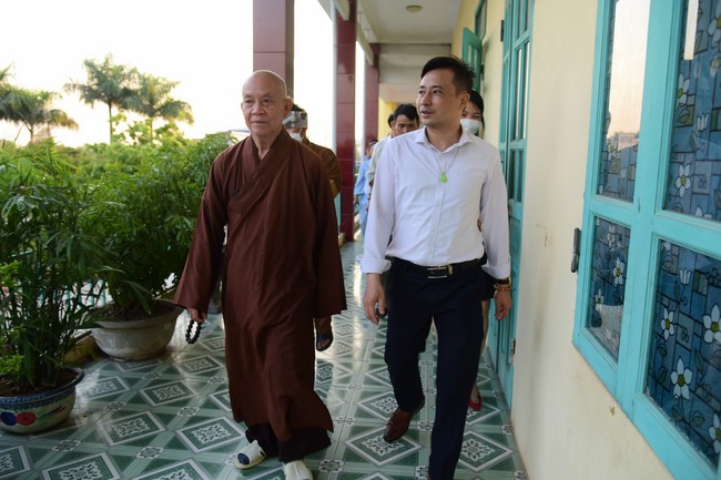 Tặng sách và tham quan trường Trung Học Nam Dương, Nam Định