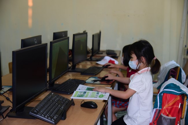 Tặng sách và tham quan trường Trung Học Nam Dương, Nam Định