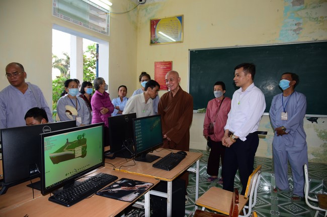 Tặng sách và tham quan trường Trung Học Nam Dương, Nam Định