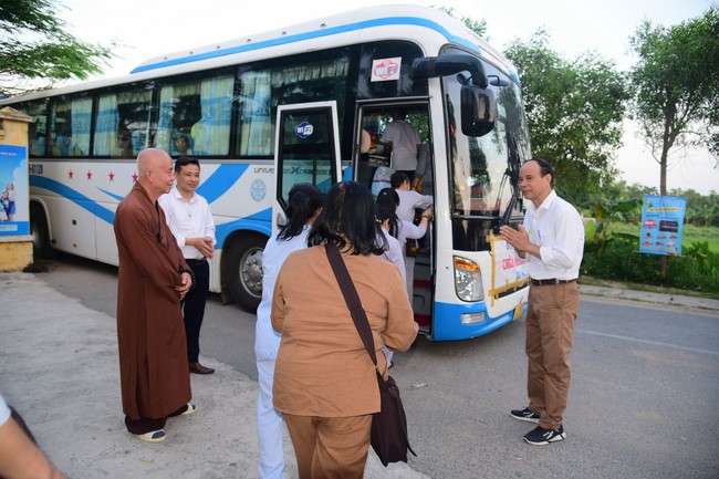 Tặng sách và tham quan trường Trung Học Nam Dương, Nam Định