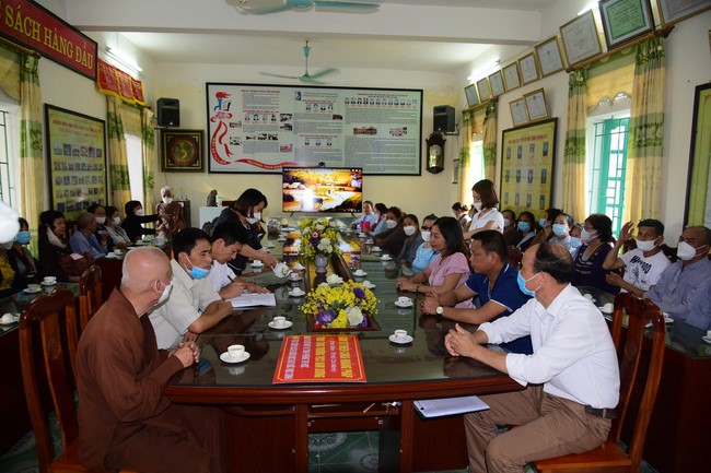 Tặng sách và tham quan trường Trung Học Nam Dương, Nam Định