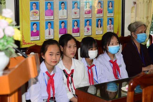 Tặng sách và tham quan trường Trung Học Nam Dương, Nam Định