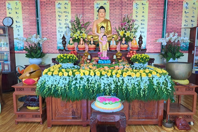 Welcome the Buddha's Birthday at Nhat Phap Pagoda