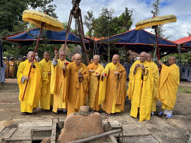 Lễ chú nguyện rót đồng đúc Đại hồng chung tại chùa An Sơn