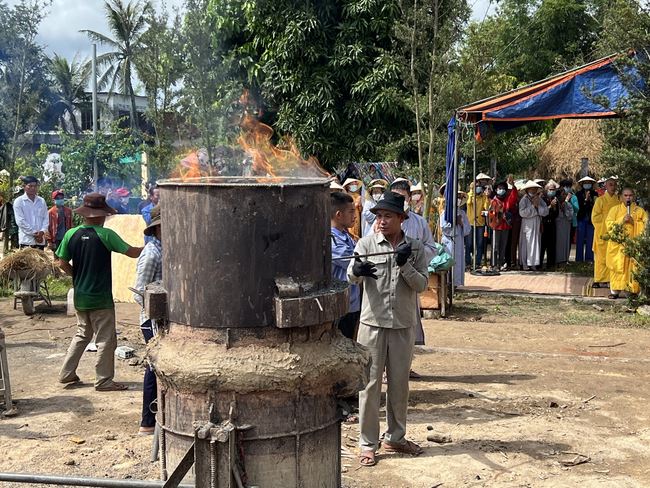 Lễ chú nguyện rót đồng đúc Đại hồng chung tại chùa An Sơn