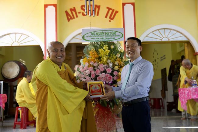 Lễ chú nguyện rót đồng đúc Đại hồng chung tại chùa An Sơn