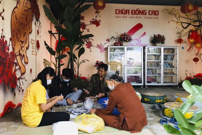 Charity in sowing blessing of Dong Cao Pagoda