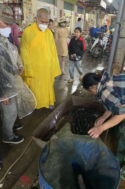 Charity in sowing blessing of Dong Cao Pagoda