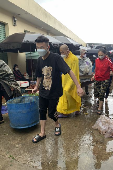 Charity in sowing blessing of Dong Cao Pagoda
