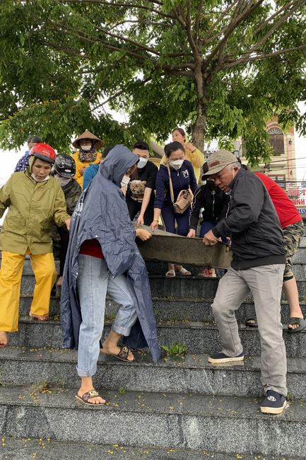 Charity in sowing blessing of Dong Cao Pagoda