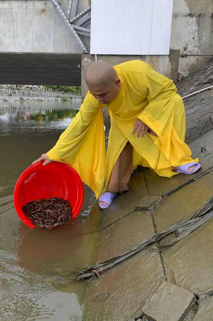 Charity in sowing blessing of Dong Cao Pagoda