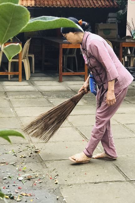 Charity in sowing blessing of Dong Cao Pagoda