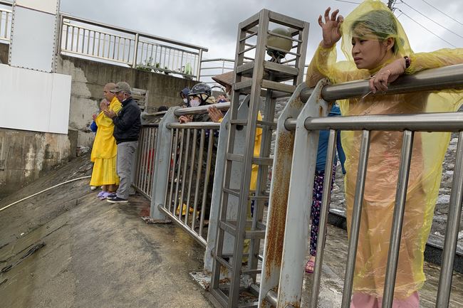 Charity in sowing blessing of Dong Cao Pagoda