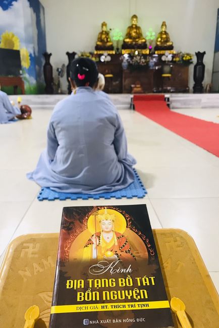 Charity in sowing blessing of Dong Cao Pagoda