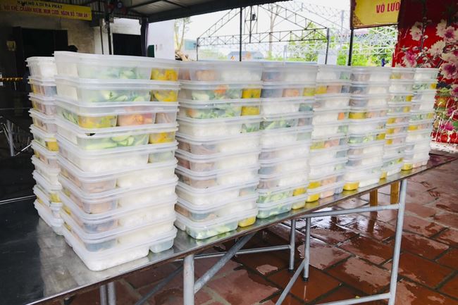 Charity in sowing blessing of Dong Cao Pagoda