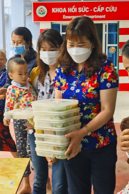 Charity in sowing blessing of Dong Cao Pagoda