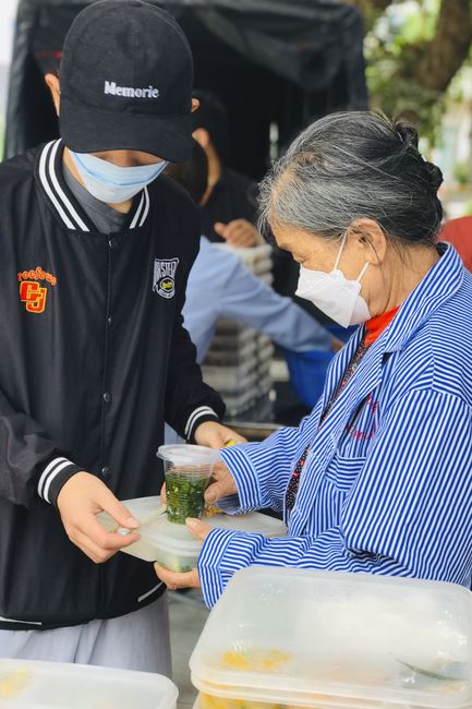 Charity in sowing blessing of Dong Cao Pagoda