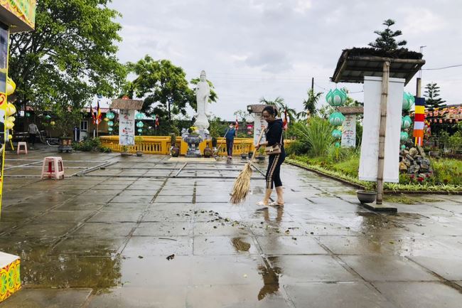Charity in sowing blessing of Dong Cao Pagoda