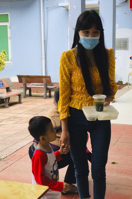 Charity in sowing blessing of Dong Cao Pagoda