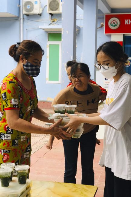 Charity in sowing blessing of Dong Cao Pagoda