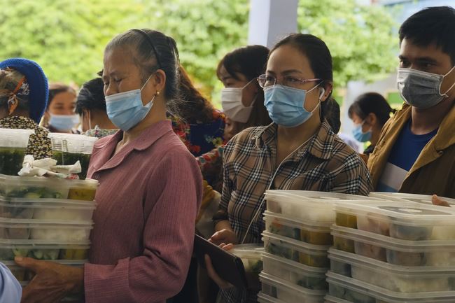 Charity in sowing blessing of Dong Cao Pagoda