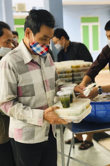 Charity in sowing blessing of Dong Cao Pagoda