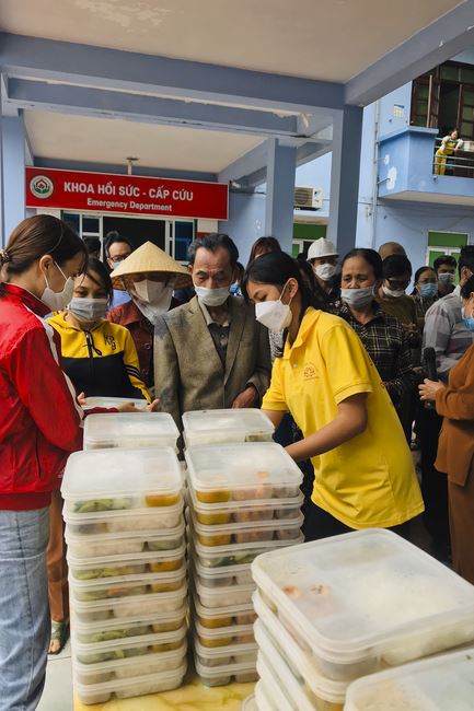 Charity in sowing blessing of Dong Cao Pagoda