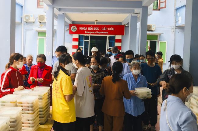 Charity in sowing blessing of Dong Cao Pagoda
