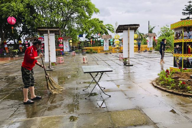 Charity in sowing blessing of Dong Cao Pagoda