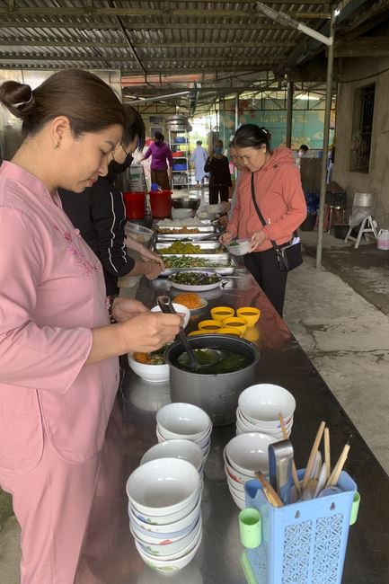 Charity in sowing blessing of Dong Cao Pagoda