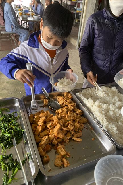 Charity in sowing blessing of Dong Cao Pagoda